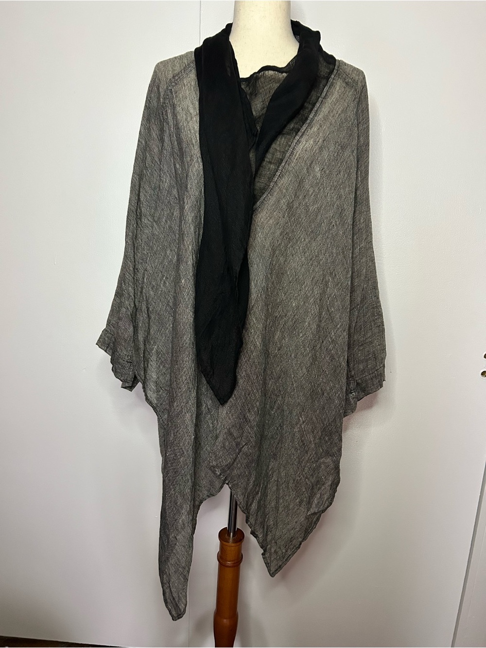 LILI Women’s Grey and Black Linen Long Sleeve Flowy Tunic Blouse